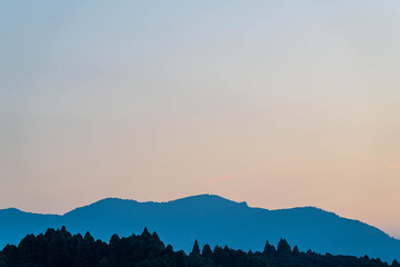 山に沈む夕日