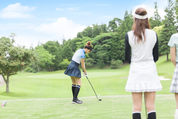  ゴルフを楽しむ女性　ティーグランド