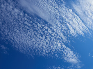 綺麗な夏の青空と白い雲の風景