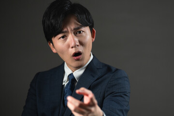 スーツ姿の若い男性　ビジネスイメージ
