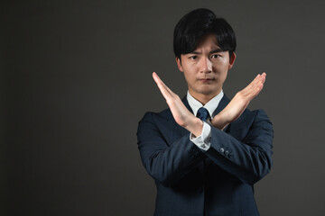 スーツ姿の若い男性　ビジネスイメージ