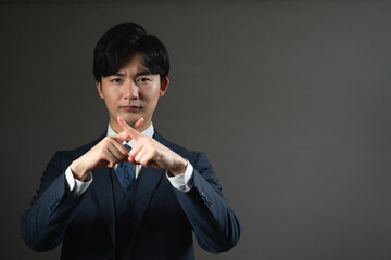 スーツ姿の若い男性　ビジネスイメージ