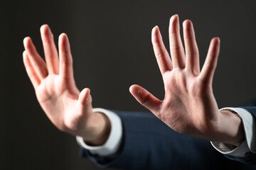 スーツ姿の若い男性　ビジネスイメージ