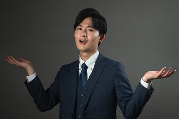 スーツ姿の若い男性　ビジネスイメージ