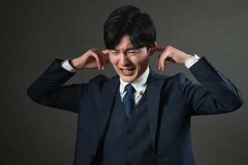 スーツ姿の若い男性　ビジネスイメージ