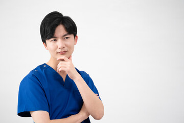 医療用スクラブを着ている若い男性