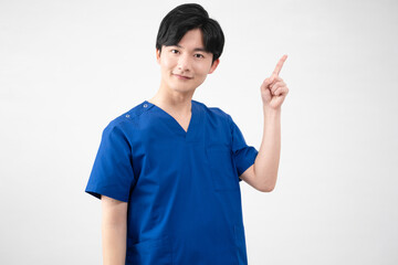 医療用スクラブを着ている若い男性