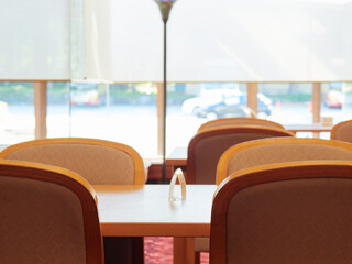 観光地のホテルの朝食のレストランの椅子とテーブルの様子