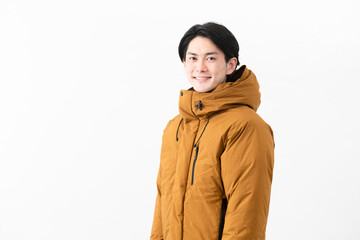 ダウンコートを着ている若い男性