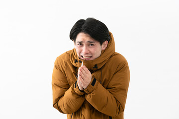 ダウンコートを着ている若い男性