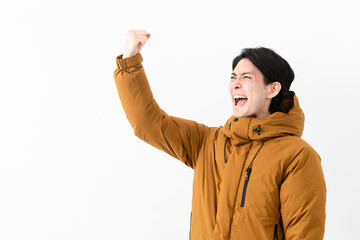 ダウンコートを着ている若い男性