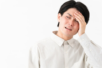 長袖白シャツを着ている若い男性