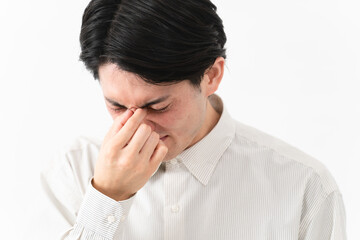 長袖白シャツを着ている若い男性
