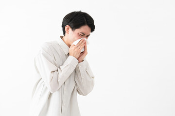 長袖白シャツを着ている若い男性