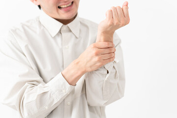 長袖白シャツを着ている若い男性