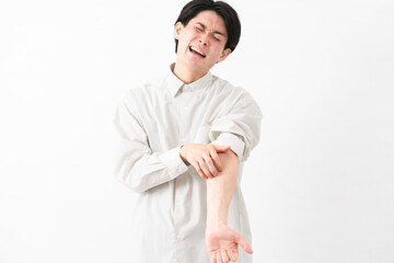 長袖白シャツを着ている若い男性