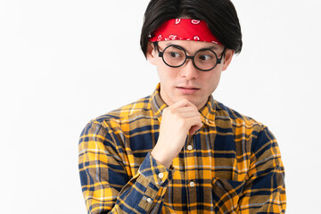 チェック柄の服を着た若い男性