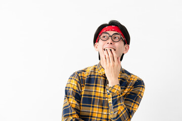 チェック柄の服を着た若い男性