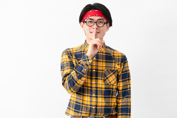 チェック柄の服を着た若い男性