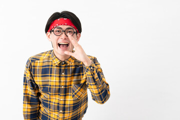 チェック柄の服を着た若い男性