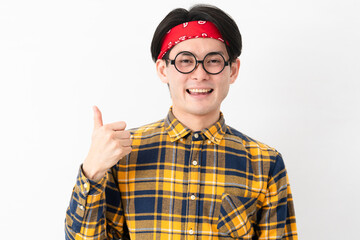 チェック柄の服を着た若い男性