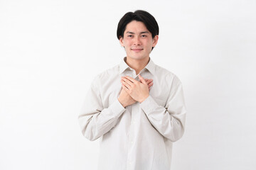 長袖白シャツを着ている若い男性