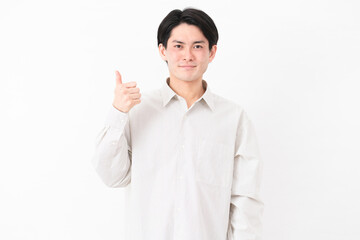 長袖白シャツを着ている若い男性