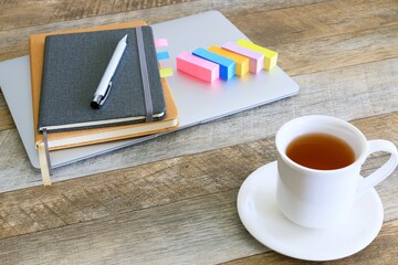 閉じたノートパソコン　休憩時間　休み時間　ビジネスシーン