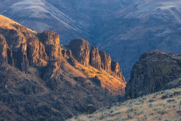 Obraz premium Golden light illuminates rugged canyon walls