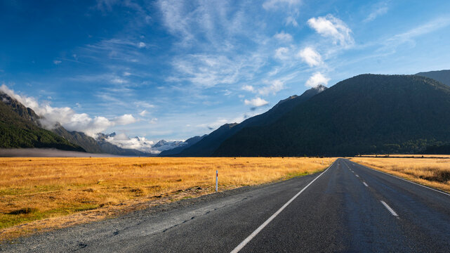 Eglinton valley lookout on the way to Milford Sound, New Zealand