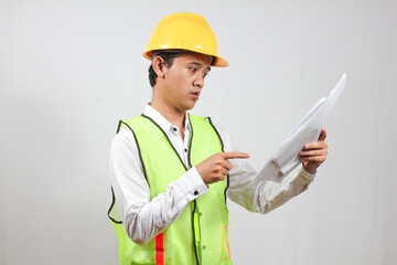 The mine manager corrected his subordinate's report, pointing his finger at the paper, there was a small error that needed to be updated.