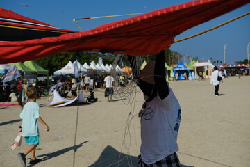 Obraz premium Group of boys carrying a large kite