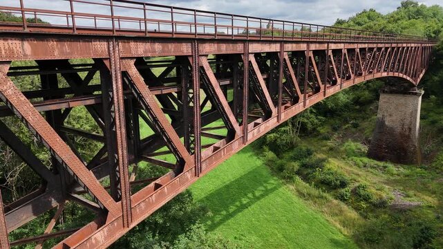 le viaduc Eiffel &agrave; Serrouville en Meurthe-et-Moselle. Cet ancien pont ferroviaire date du d&eacute;but du XX&egrave;me si&egrave;cle. 
