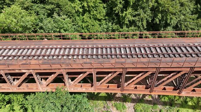 le viaduc Eiffel &agrave; Serrouville en Meurthe-et-Moselle. Cet ancien pont ferroviaire date du d&eacute;but du XX&egrave;me si&egrave;cle. 