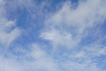 Hoch liegende Wolken, Zirren bei blauem Himmel