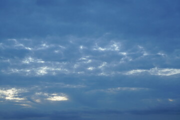 Bedeckter Himmel am Abend mit etwas Sonne, die hindurch scheinen kann