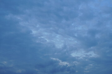 Bewegend gigantisch schöner Wolken Himmel am Abend mit vielfältigen blauen Farbtönen 