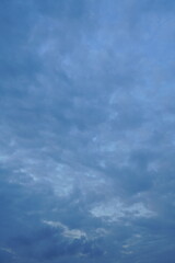 Bewegend gigantisch schöner Wolken Himmel am Abend mit vielfältigen blauen Farbtönen 