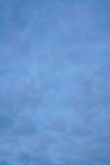 Bedeckter Himmel am Abend mit etwas Sonne, die hindurch scheinen kann