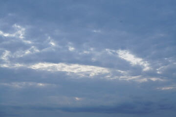 Bedeckter Himmel am Abend mit etwas Sonne, die hindurch scheinen kann