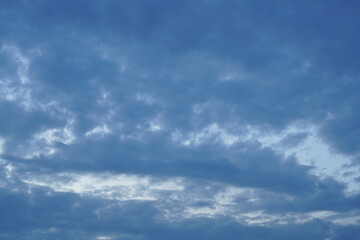 Bedeckter Himmel am Abend mit etwas Sonne und Licht das hindurch scheinen kann