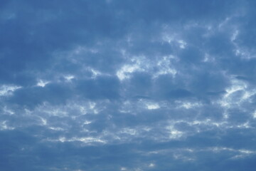 Bedeckter Himmel am Abend mit etwas Sonne und Licht das hindurch scheinen kann