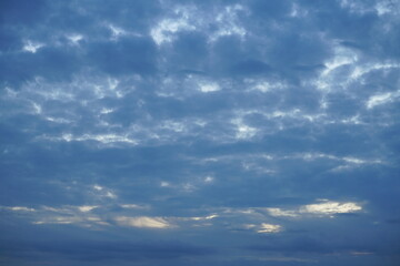 Bedeckter Himmel am Abend mit etwas Sonne und Licht das hindurch scheinen kann