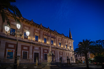 Sevilla, España. 1 de julio de 2025. Las amplias calles arboladas cerca del centro histórico de...