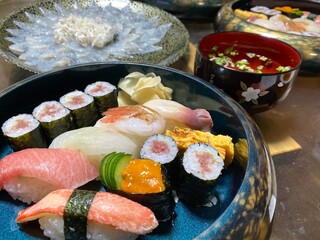 出前の握り寿司とフグ刺し