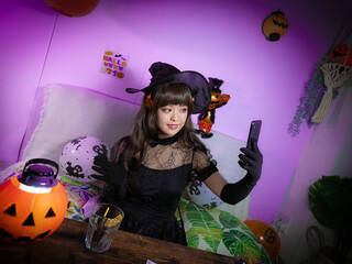【ハロウィン】魔女コスの女性