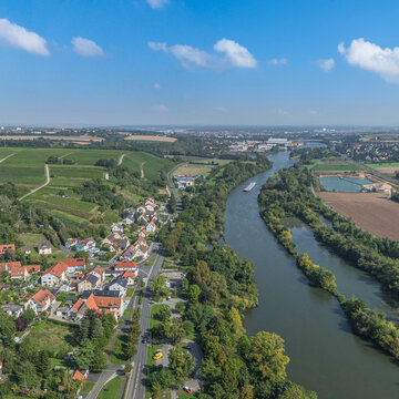 Blick auf das Maintal bei Sulzfeld im unterfr&auml;nkischen Main-Dreieck im Sp&auml;tsommer