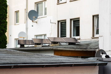 Solarpanele auf dem Dach eines Anbaus in Wuppertal, Deutschland