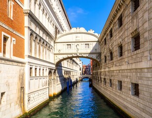 Obraz premium Venetian canal bridge under bright sky (1)