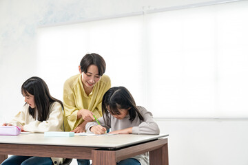 勉強を教える女性